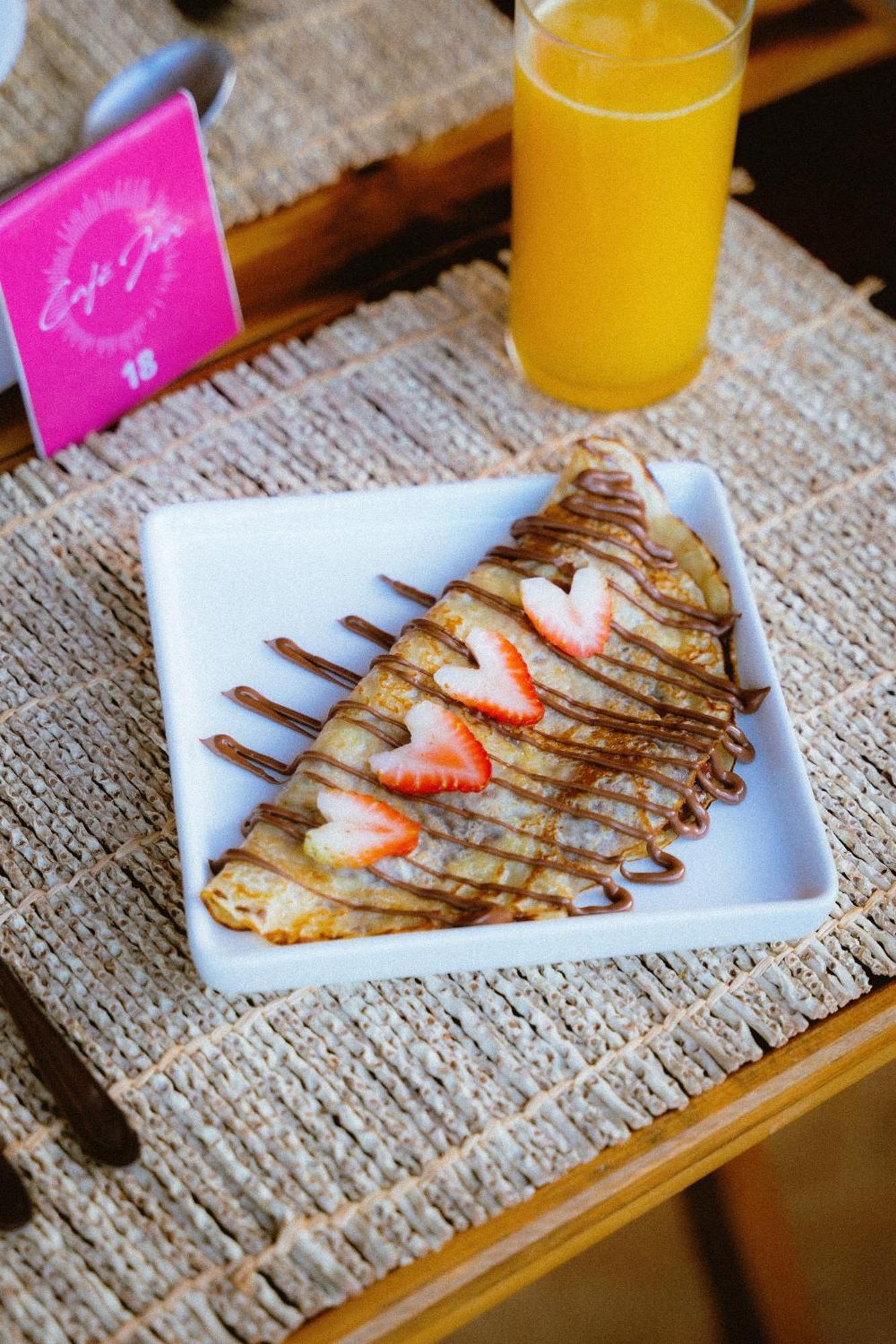Cafe Jeri Hotel Jericoacoara Eksteriør billede A crêpe filled with chocolate and strawberries