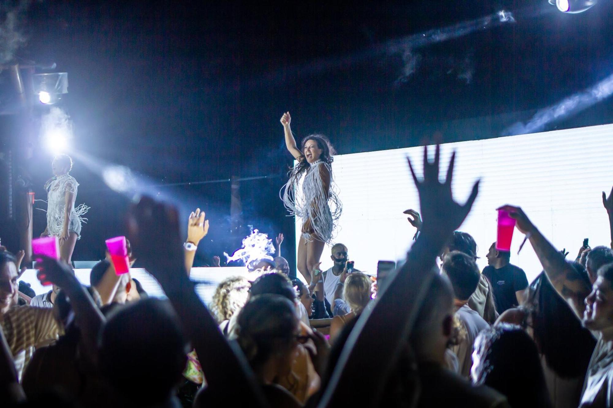 Cafe Jeri Hotel Jericoacoara Eksteriør billede Rihanna performing "Work" at the 2016 Coachella Valley Music and Arts Festival