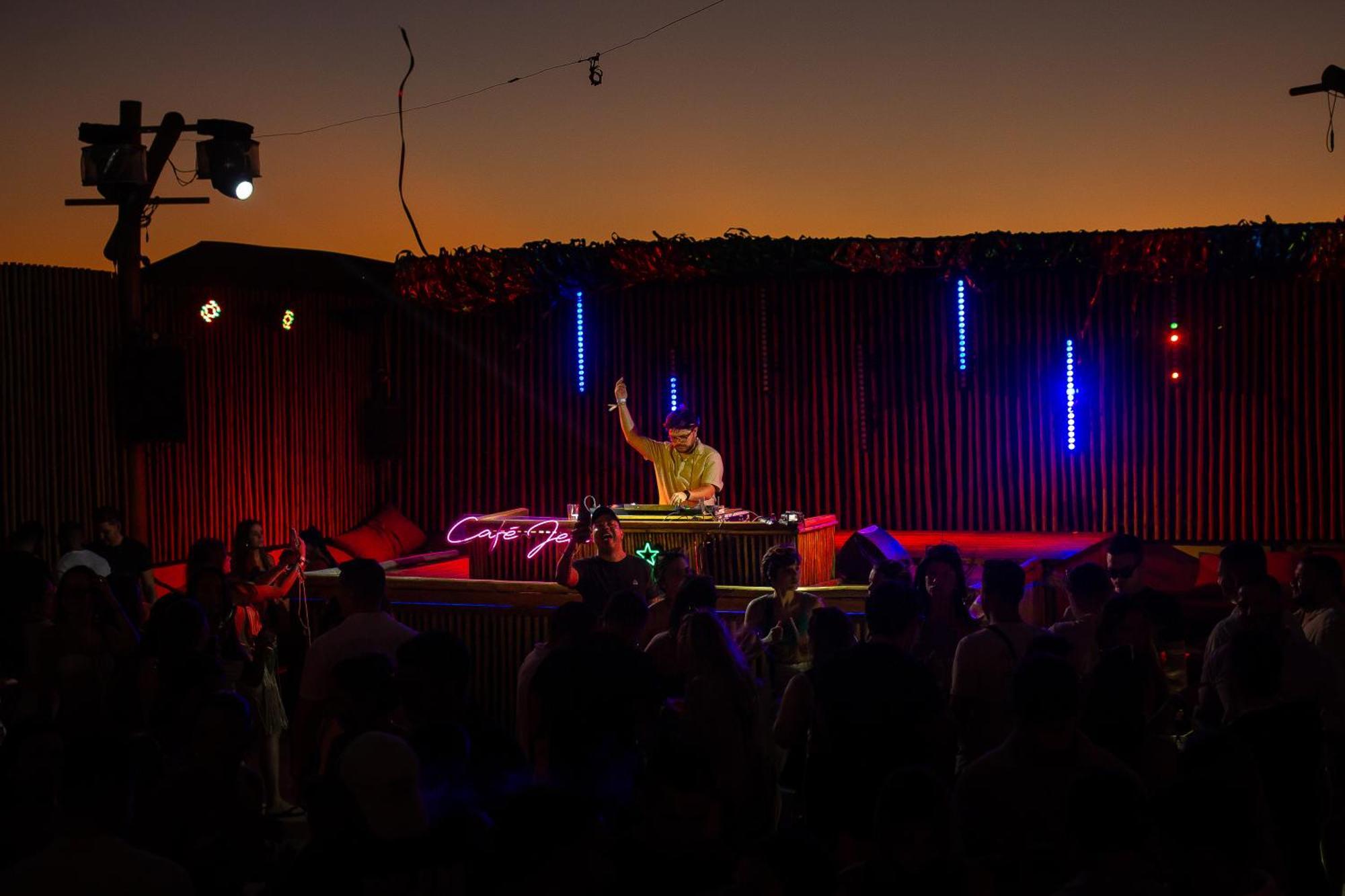 Cafe Jeri Hotel Jericoacoara Eksteriør billede DJ performing at the 2011 festival